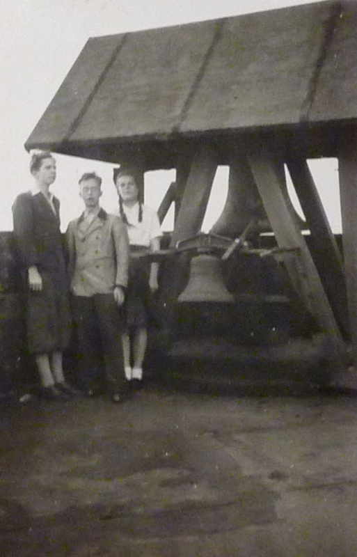 Glockenturm vor 1958 mit Schutzengelglocke (Archivfoto)