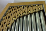 Orgel-Detail: Schleierbrett, schließt optisch die Lücke, des Orgelgehäuses, die sich durch die unterschiedlichen Orgelpfeifenlängen ergibt (Foto: E.Valerius)